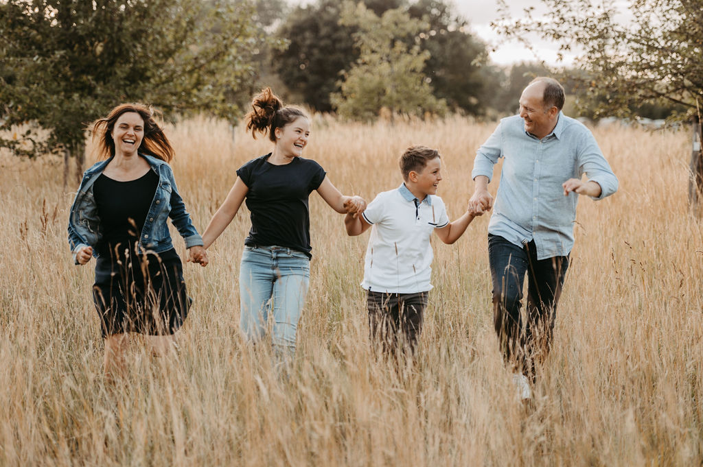 audele-fotografie-familie-auf-der-wiese (10)