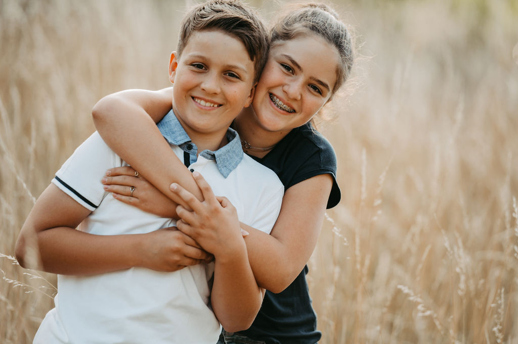 audele-fotografie-familie-auf-der-wiese (5)