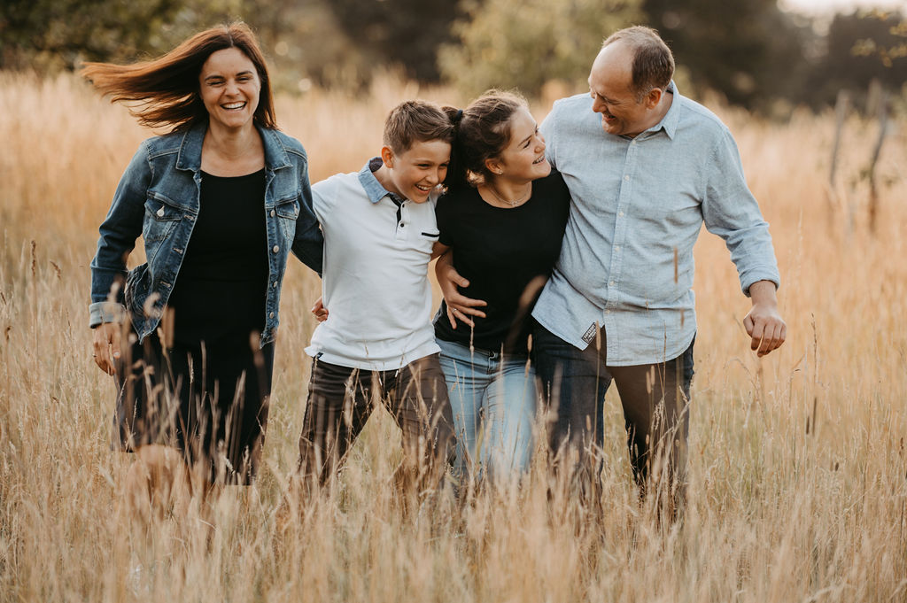 audele-fotografie-familie-auf-der-wiese (9)