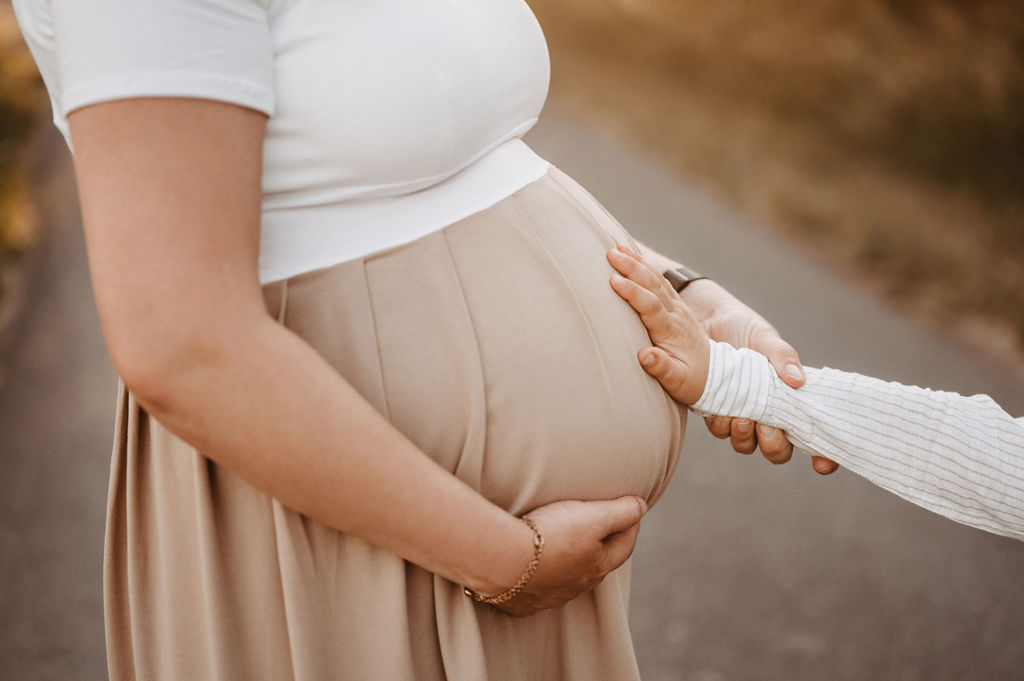 audele-fotografie-babybauch-vorfreude-im-spaetsommer (1)