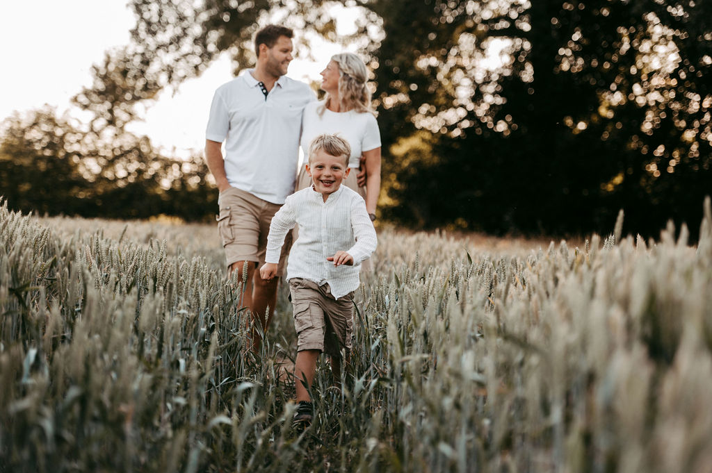 audele-fotografie-babybauch-vorfreude-im-spaetsommer (10)