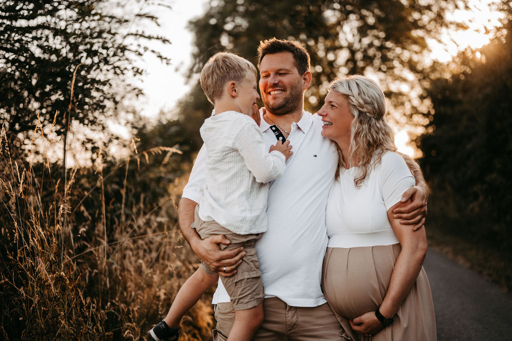 audele-fotografie-babybauch-vorfreude-im-spaetsommer (2)
